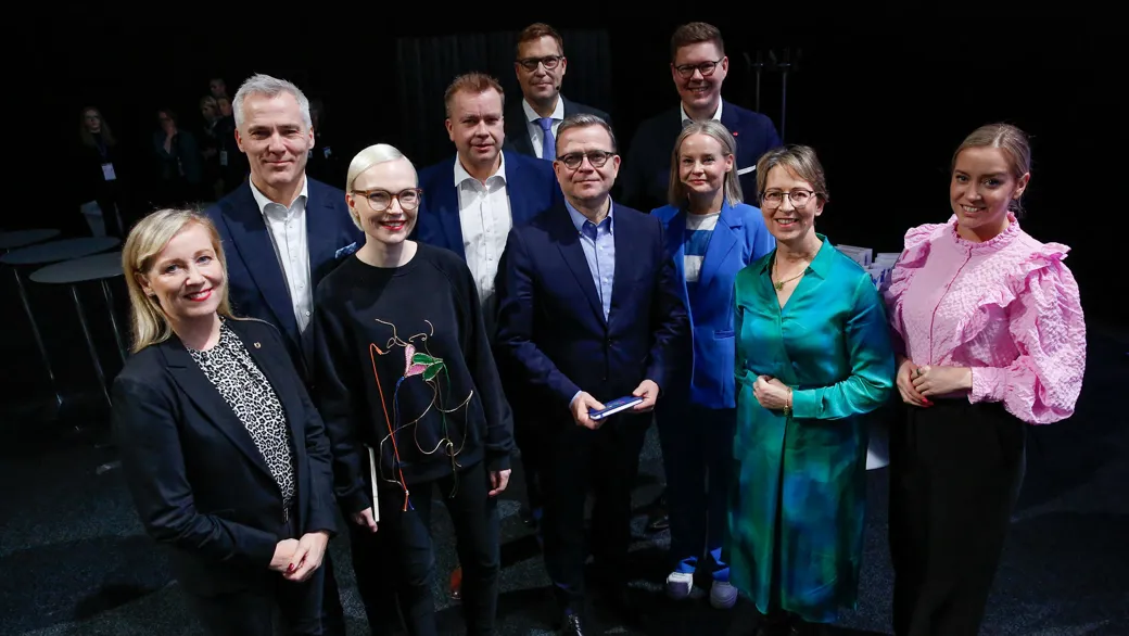 Kuvassa rkp:n puheenjohtaja Anders Adlercreutz, kristillisdemokraattien puheenjohtaja Sari Essayah, keskustan puheenjohtaja Antti Kaikkonen, vasemmistoliiton puheenjohtaja Minja Koskela, sdp:n puheenjohtaja Antti Lindtman, kokoomuksen puheenjohtaja Petteri Orpo, perussuomalaisten puheenjohtaja Riikka Purra, vihreiden puheenjohtaja Sofia Virta, toimittaja Jan Andersson ja OAJ:n puheenjohtaja Katarina Murto.