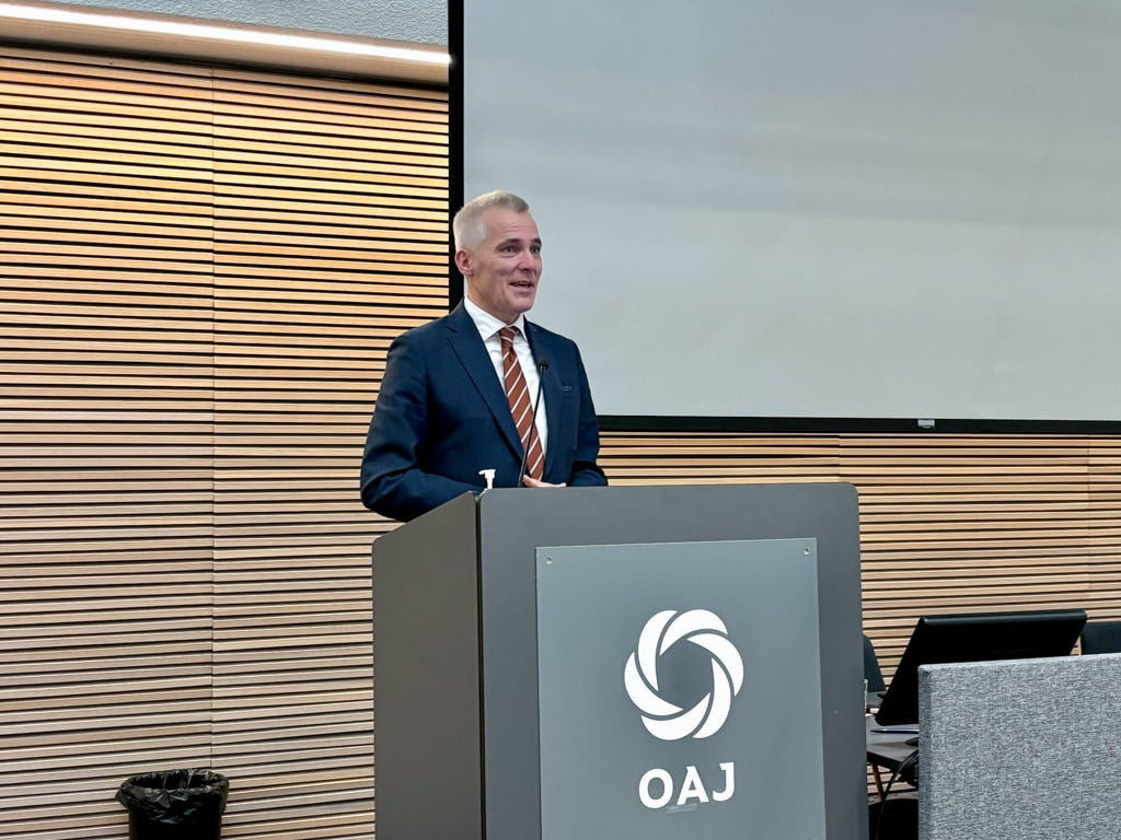 Opetusministeri Anders Adlercreutz pitämässä puheenvuoroa.