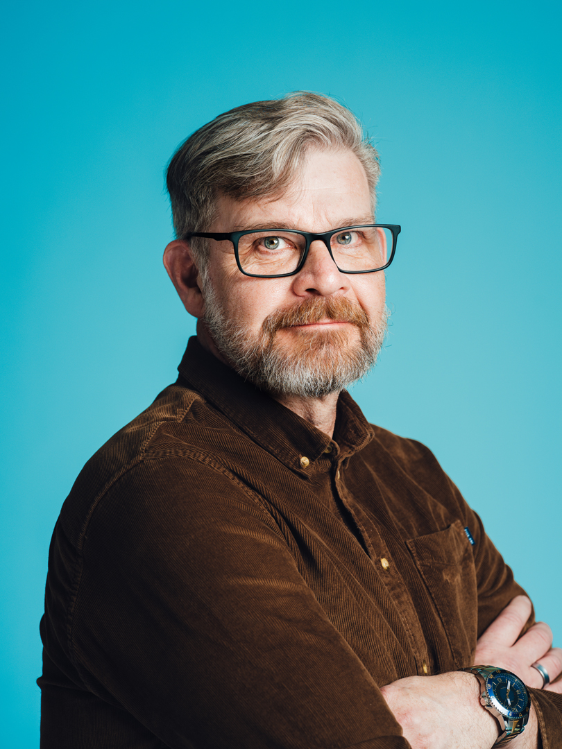 Sivuprofiilikuva Vesasta, h&auml;nell&auml; on varma ja yst&auml;v&auml;llinen hymy. Kaunis studiovalo t&auml;ss&auml; potrettikuvassa
